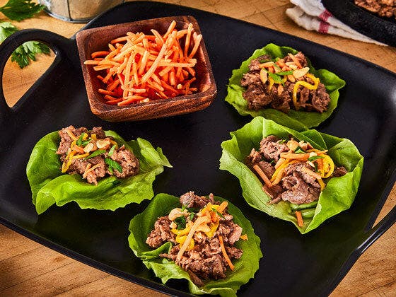 Spicy steak lettuce cups